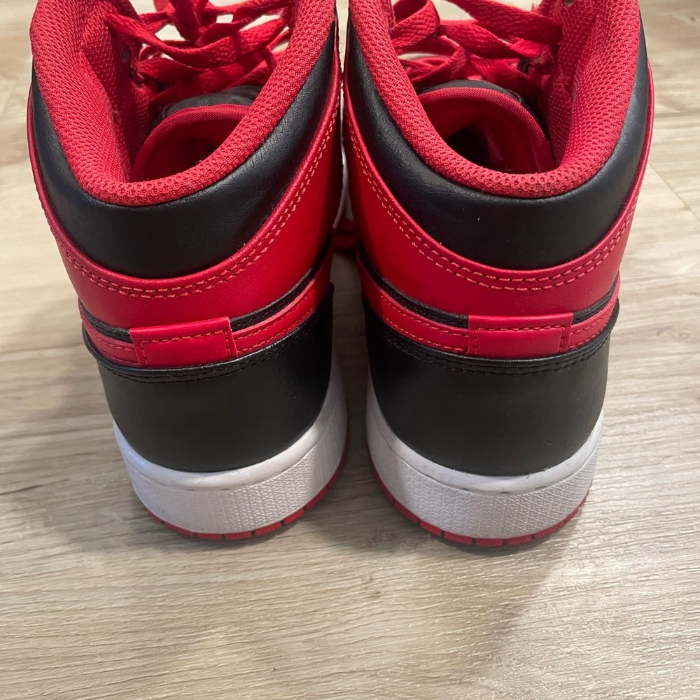 Air Jordan 1 Mids - Picture 6 of 6